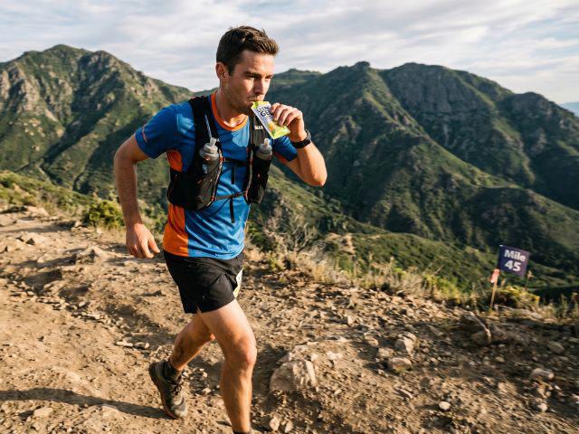 Os 10 erros que arruínam o seu abastecimento durante a corrida: os princípios científicos para otimizar a sua estratégia nutricional